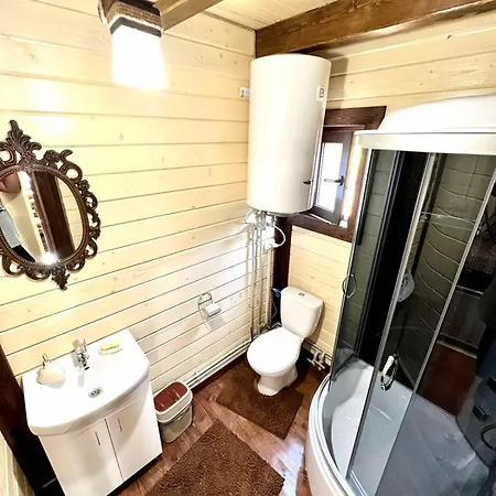 в обіймах гір Synevyrsʼka Polyana